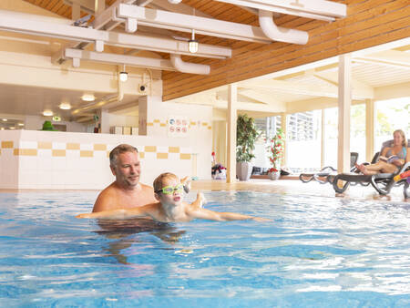lekker zwemmen in het binnenbad van vakantiepark Landal Hochwald