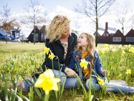 Moeder en dochter op een grasveld op vakantiepark Landal Hof van Saksen