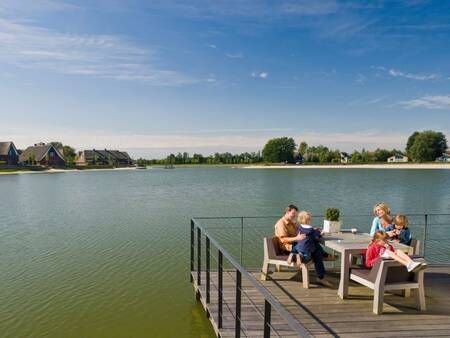 Terras aan het recreatiemeer van vakantiepark Landal Hof van Saksen