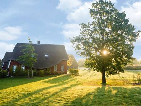 Luxe vakantiewoning met groot grasveld op vakantiepark Landal Hof van Saksen