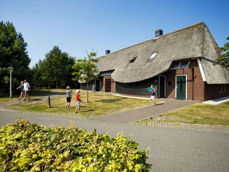 Vakantiehuis met een rieten dak op vakantiepark Landal Hof van Saksen