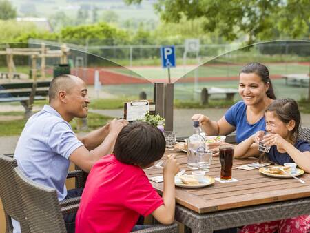 Geniet van een hapje op het terras van de Brasserie op vakantiepark Landal Hoog Vaals