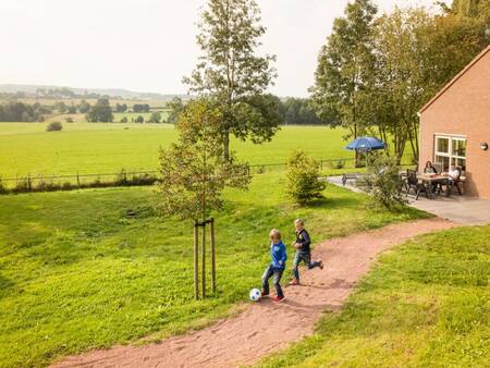 Tuin met terras van een vakantiehuis op vakantiepark Landal Hoog Vaals