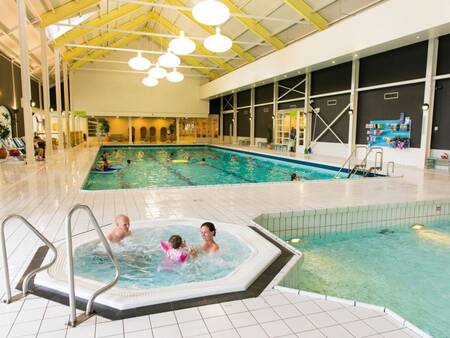 Bubbelbad en zwembaden in het binnenbad van vakantiepark Landal Hoog Vaals