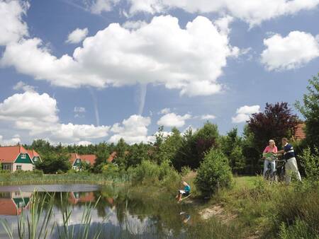 Mensen aan de recreatieplas van vakantiepark Landal Hunerwold State