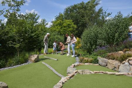 Mensen golfen op de adventure golfbaan op vakantiepark Landal Klein Oisterwijk