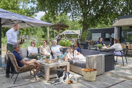 Mensen op het terras van restaurant De 3 Vennen op vakantiepark Landal Klein Oisterwijk