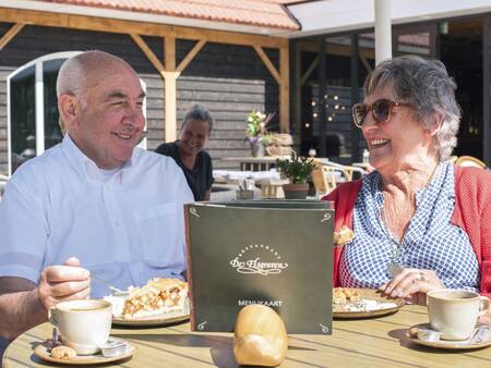 Terras Restaurant De Elsgraven op vakantiepark Landal Landgoed De Elsgraven