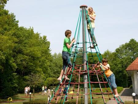 Klimtoestel in een speeltuin op vakantiepark Landal Landgoed De Elsgraven