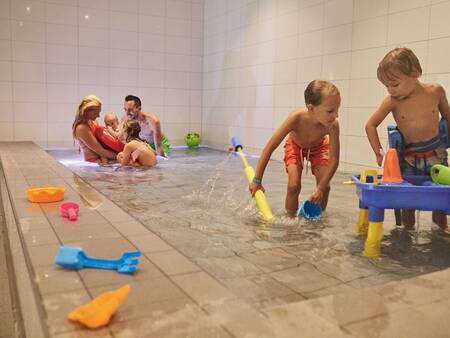 Peuterbadje in het zwembad van vakantiepark Landal Landgoed De Elsgraven