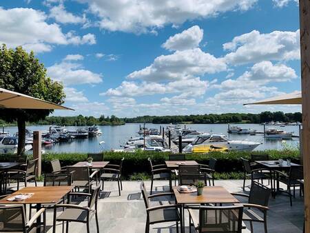 Het terras van Beachclub Leukermeer op vakantiepark Landal Marina Resort Well