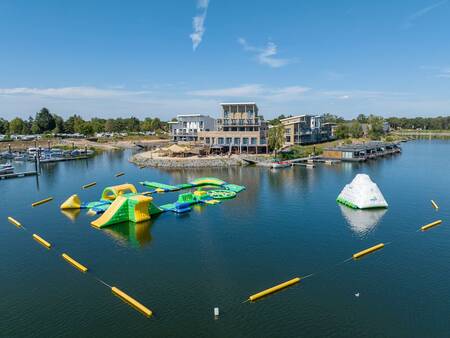 Luchtfoto met waterpark en appartementencomplexen op vakantiepark  Landal Marina Resort Well