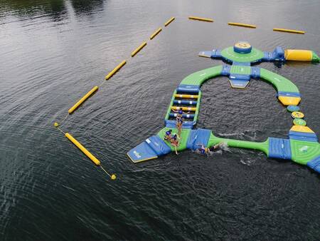 Kinderen spelen in het waterpark op vakantiepark Landal Marina Resort Well