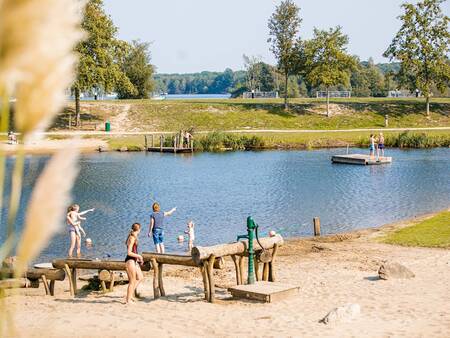 Waterspeeltuin op het strand van vakantiepark Landal Marina Resort Well