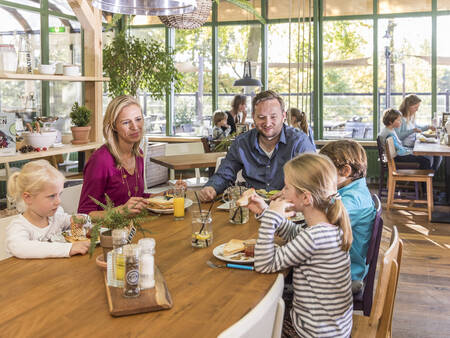 Samen lunchen in de Brasserie op vakantiepark Landal Miggelenberg