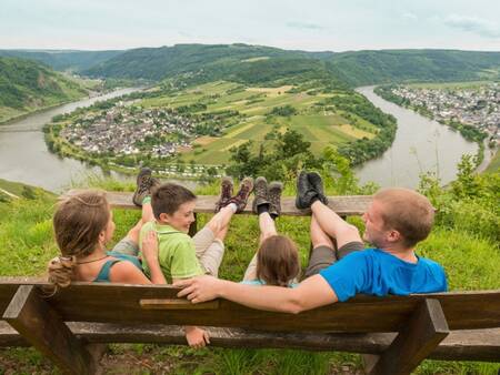 Landal Mont Royal - gezin geniet van een prachtig uitzicht over het moezeldal