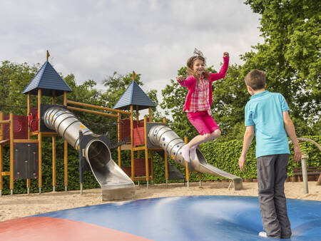 Kinderen springen op de airtrampoline in een speeltuin op vakantiepark Landal Mont Royal