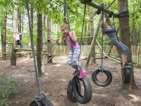 Kinderen spelen in een speeltuin op vakantiepark Landal Mooi Zutendaal