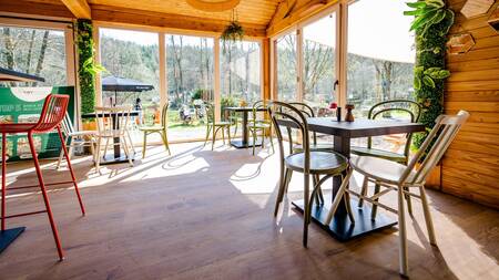 Bar met stoelen op vakantiepark Landal Nature Parc Saint Hubert