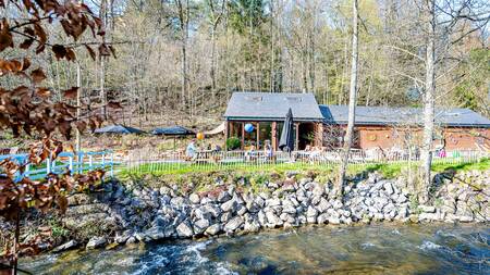 Terras van de bar aan de beek op vakantiepark Landal Nature Parc Saint Hubert