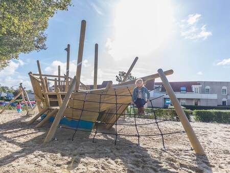 Speelschip in een speeltuin op vakantiepark Landal Port Greve