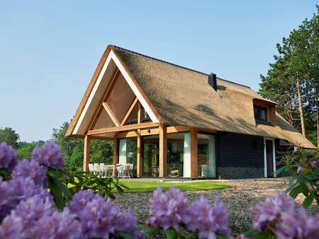 Prachtige rietgedekte villa op vakantiepark Landal Puur Exloo