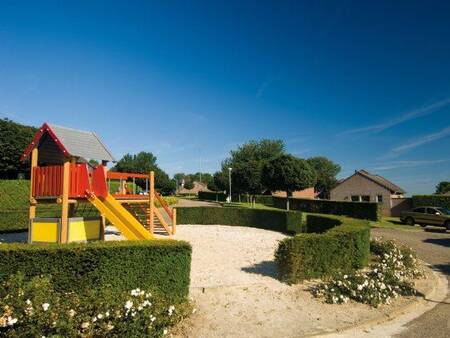 Speeltuin tussen de vakantiehuizen op vakantiepark Landal Reevallis