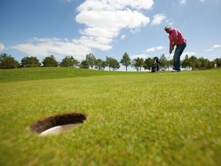 Naast Landal Residence ’t Hof van Haamstede ligt een golfbaan