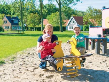 Kinderen spelen in een speeltuin op vakantiepark Landal Resort Haamstede