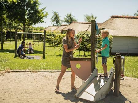 Kleine glijbaan in een speeltuin op vakantiepark Landal Schuttersbos