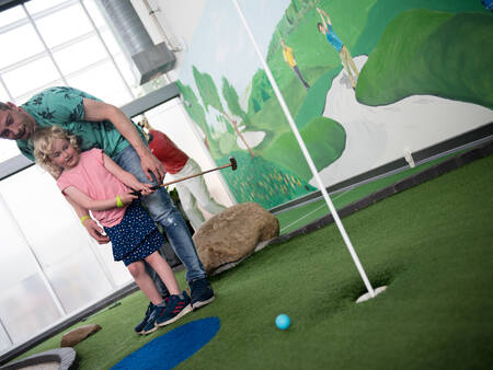 Een potje midgetgolfen op de midgetgolfbaan van vakantiepark Landal Seawest