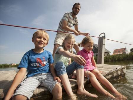 Gezin op een pontje bij vakantiepark Landal Strand Resort Nieuwvliet-Bad