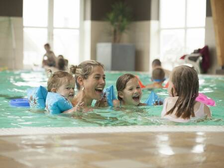 Mensen zwemmen in het zwembad van vakantiepark Landal Strand Resort Nieuwvliet-Bad