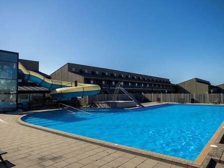 Het buitenbad met glijbaan op Landal Strandappartementen Fyrklit