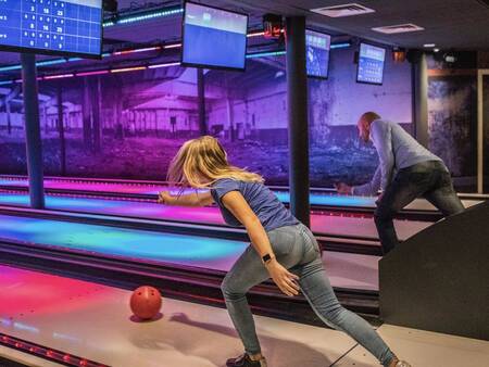 Bowlen op de bowlingbaan van vakantiepark Landal Stroombroek