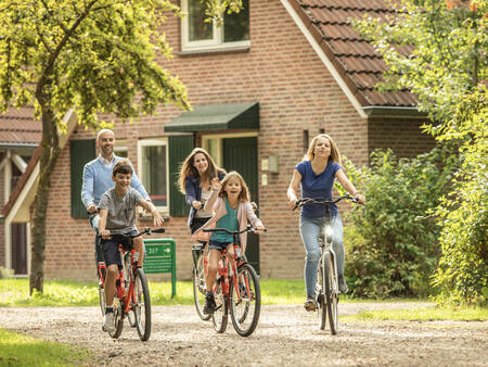Een fietsend gezin op vakantiepark Landal Stroombroek