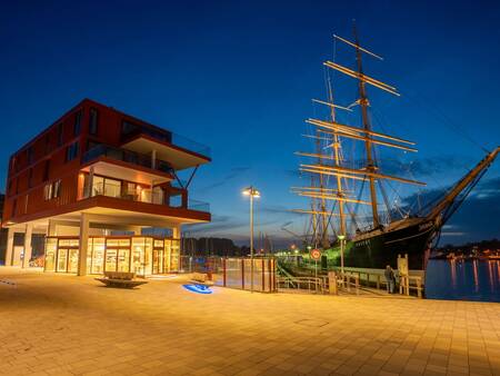 Een appartementencomplex van Landal Travemünde in een haven