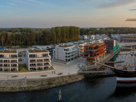 Luchtfoto van de haven met appartementen - Landal Travemünde