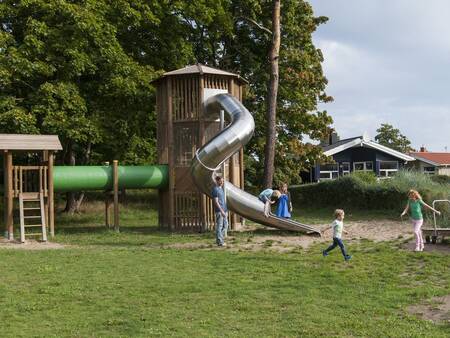 Kinderen spelen in een speeltuin op vakantiepark Landal Travemünde