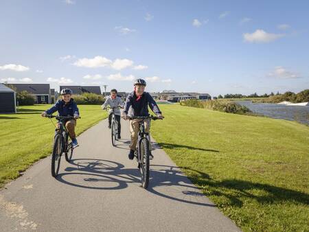 Een gezin heeft fietsen gehuurd op Landal Vakantiepark Rønbjerg