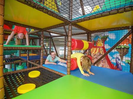 Kinderen spelen in de indoorspeeltuin van Landal Vakantiepark Rønbjerg