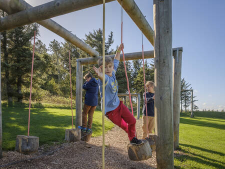 Kinderen spelen in een speeltuin op Landal Vakantiepark Rønbjerg
