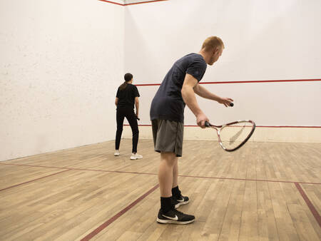 squashen op de squashbaan van Landal Vakantiepark Rønbjerg