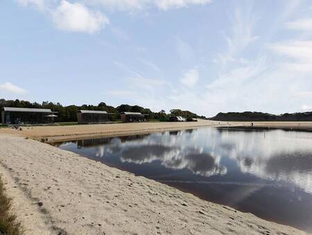 Recreatiemeer met zandstrand op Landal Vakantiepark Sallandse Heuvelrug