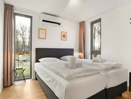 Slaapkamer met luxe tweepersoonsbed op Landal Vakantiepark Sallandse Heuvelrug