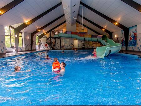 Binnenbad met lange glijbaan op Landal Vakantiepark Sallandse Heuvelrug