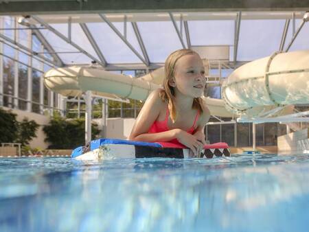 Meisje zwemt in het zwembad op Landal Vakantiepark Søhøjlandet