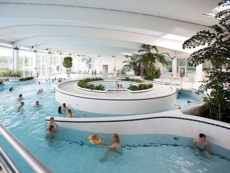 Mensen zwemmen in het binnenbad van het Aquacentre op Landal Village l'Eau d'Heure