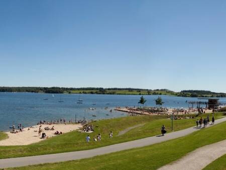 Landal Village l'Eau d'Heure ligt aan een groot recreatiemeer