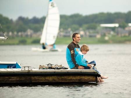 Kinderen op een vlot op het meer bij vakantiepark Landal Village l'Eau d'Heure